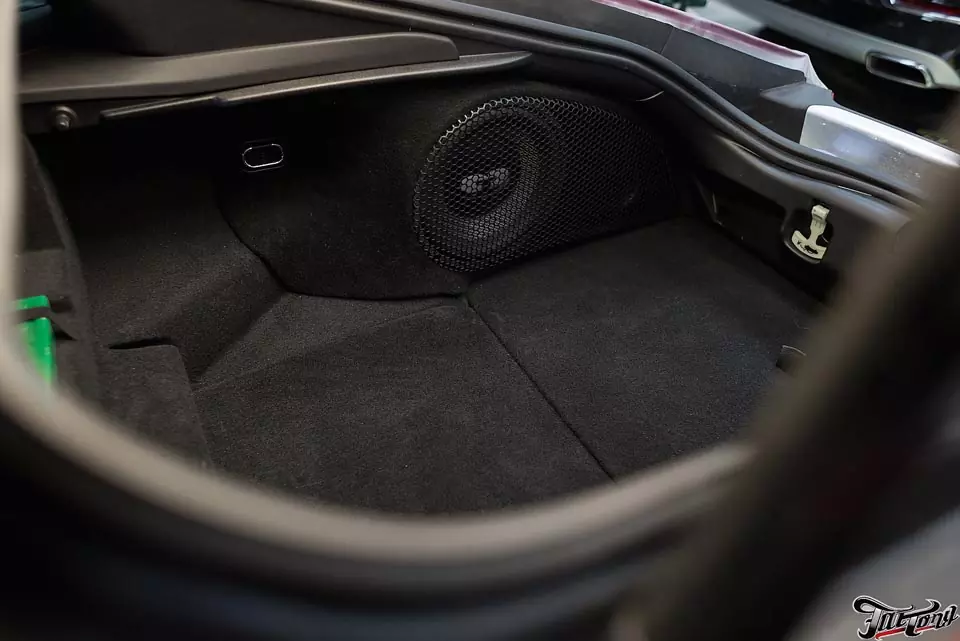 Jaguar F-Type. Комплексная шумоизоляция. Замена акустической системы с изготовлением короба стелс под сабвуфер.